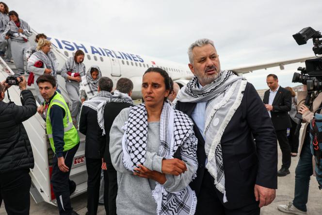 Une militante française blessée, membre de la flottille pour Gaza, à son arrivée à l’aéroport d’Istanbul, le 21 mai 2026.