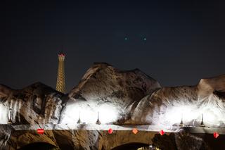 Durante la instalación de la obra de arte efímera “La Caverne du Pont-Neuf”, en París, la noche del 20 de mayo de 2026.