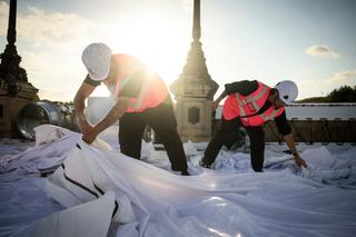 Durante la instalación de la obra de arte efímera “La Caverne du Pont-Neuf”, en París, el 20 de mayo de 2026.