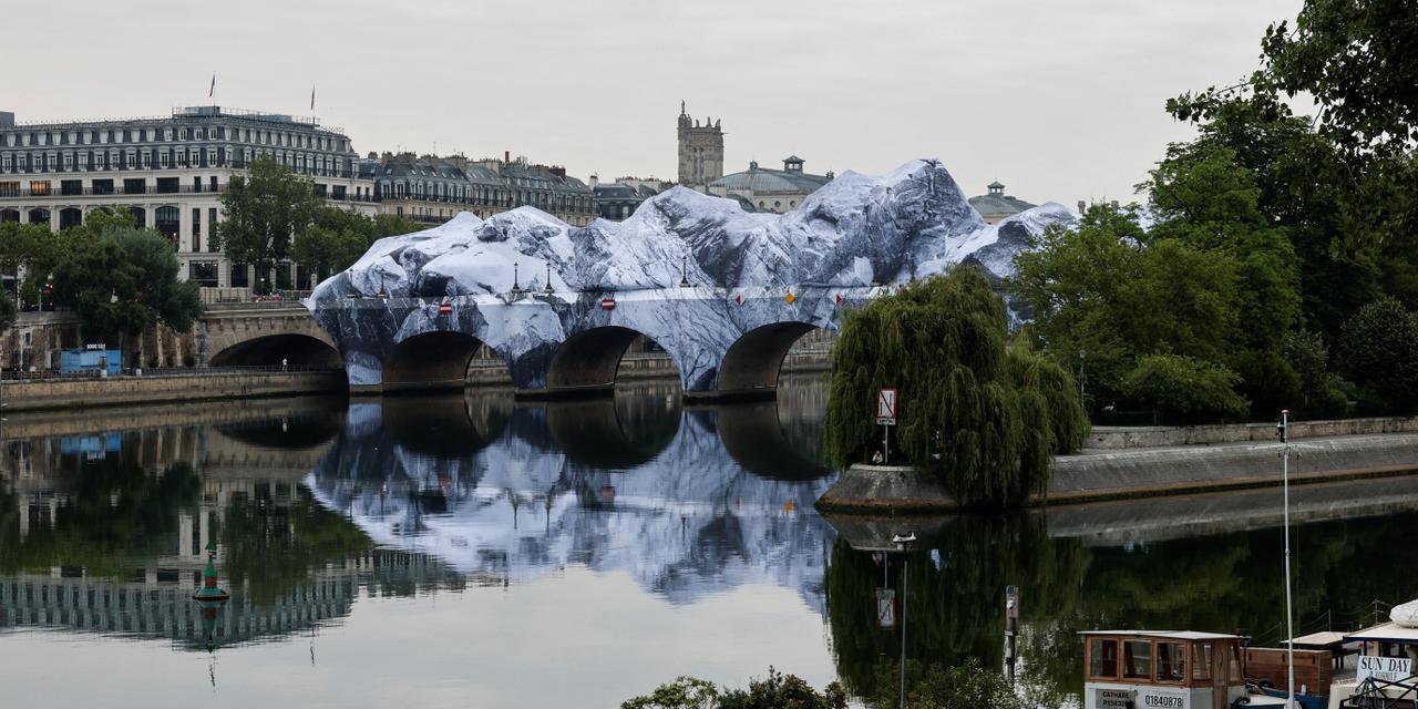 L artiste JR Recouvre Le Pont Neuf Paris D une Grotte G ante 