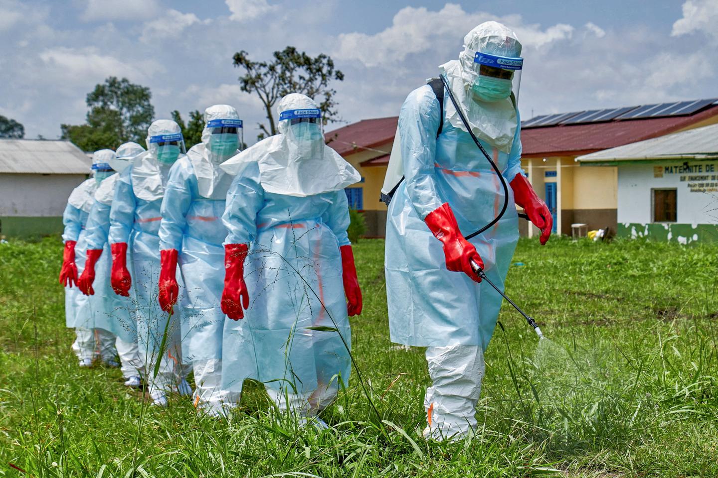 En images | Hôpital vandalisé, convoi funéraire sous escorte militaire... Ebola se propage en RDC, où l’épidémie suscite colère et désarroi parmi les proches des victimes