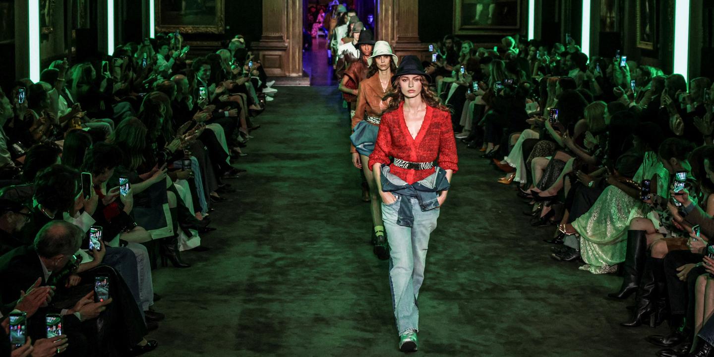 À New York, Vuitton mise sur la fantaisie, Gucci sur le pragmatisme