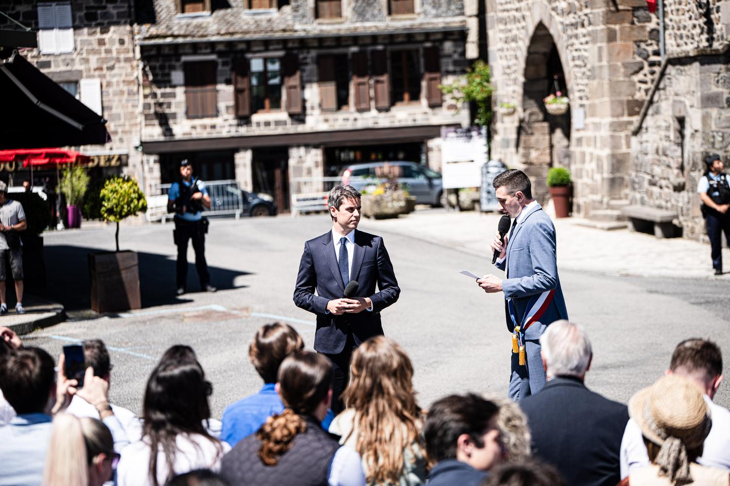 Présidentielle 2027 : Gabriel Attal officialise sa candidature en Aveyron en espérant s’éloigner de l’héritage d’Emmanuel Macron