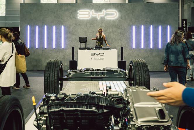 Sur le stand du constructeur chinois BYD, lors du salon Auto Mobil Paris, à Paris, le 8 mai 2026.