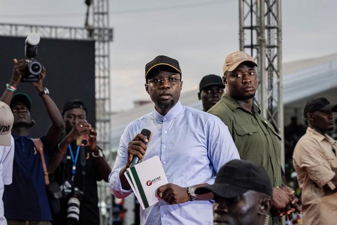 Ousmane Sonko, alors premier ministre du Sénégal, s’adresse à ses partisans lors d’un rassemblement, à Dakar, le 8 novembre 2025.
