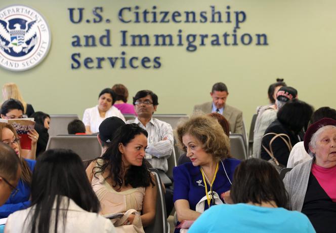 في مكتب خدمات المواطنة والهجرة الأمريكية (USCIS) في كوينز، نيويورك، في 30 مايو 2013.