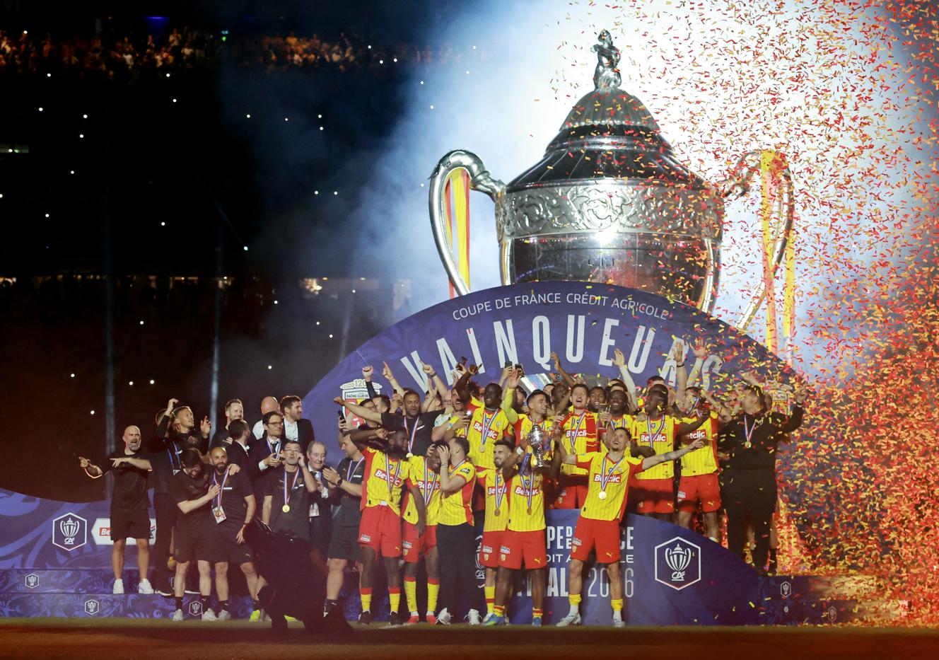 Lens-Nice : les Sang et Or, portés par leurs supporteurs, remportent leur première Coupe de France au terme d’une « saison exceptionnelle »