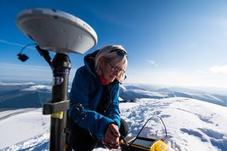 La chercheuse Ninis Rosqvist au sommet sud du Kebnekaise (Suède), utilise un équipement pour effectuer des mesures GPS de l’altitude de la montagne, qui diminue à mesure que le glacier au sommet fond, le 26 août 2021.