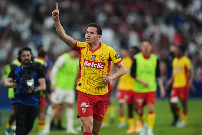 El delantero del Lens Florian Thauvin tras su gol durante la final de la Copa de Francia entre Niza y Lens, en el Stade de France, en Saint-Denis (Seine-Saint-Denis), el 22 de mayo de 2026. 
