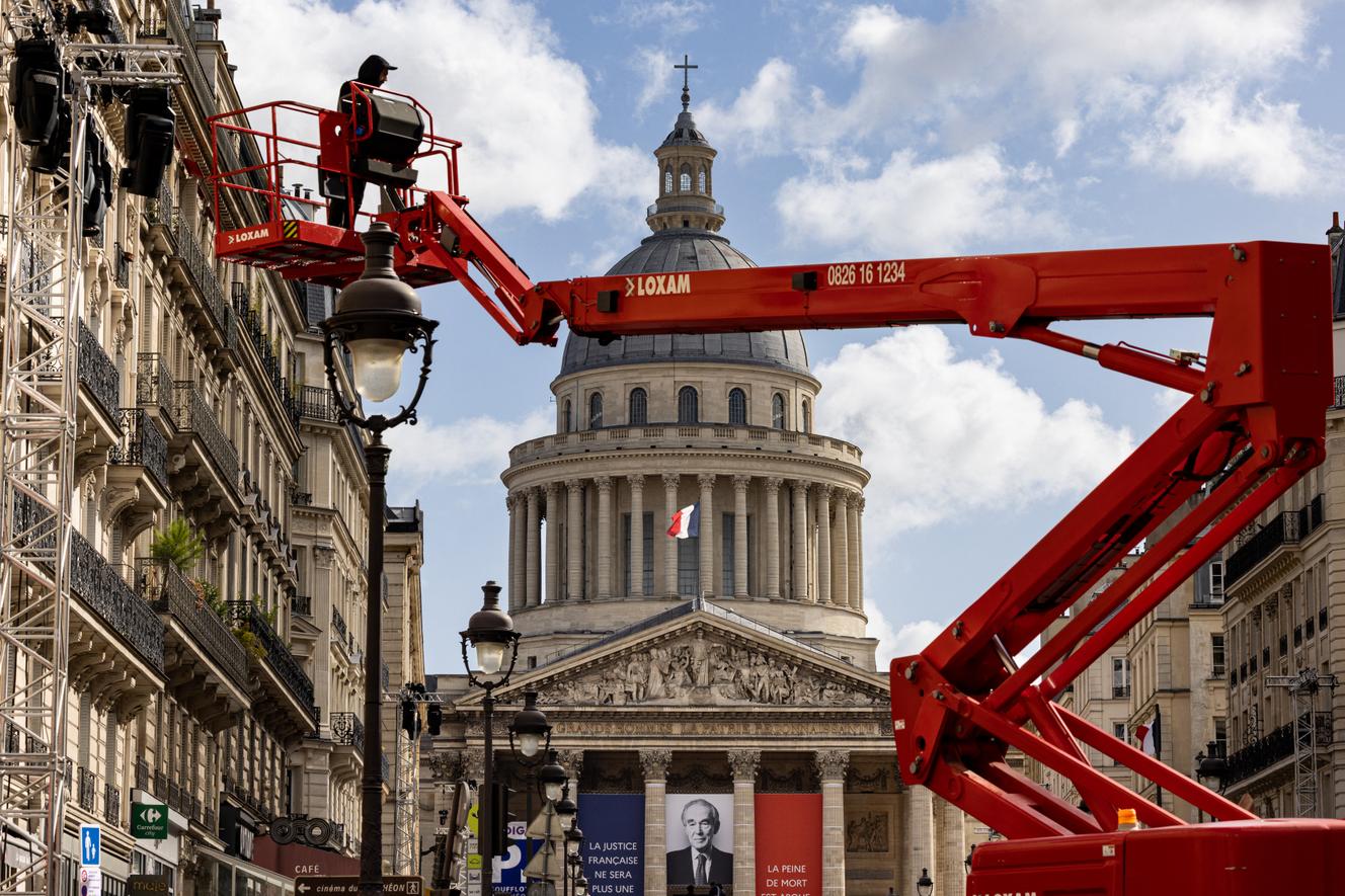 During preparations for the ceremony marking the entry of Robert Badinter into the Panthéon, on Rue Soufflot in Paris, October 5, 2025.