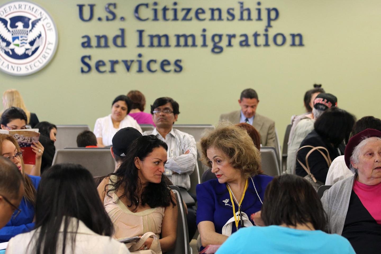 Carte verte : l’administration Trump annonce imposer aux candidats de retourner dans leur pays d’origine pour déposer leur demande
