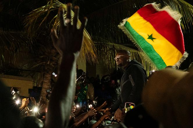 Ousmane Sonko acclamé par ses partisans à son arrivée à son domicile de Dakar le 23 mai 2026, après avoir été démis de ses fonctions de premier ministre du Sénégal.