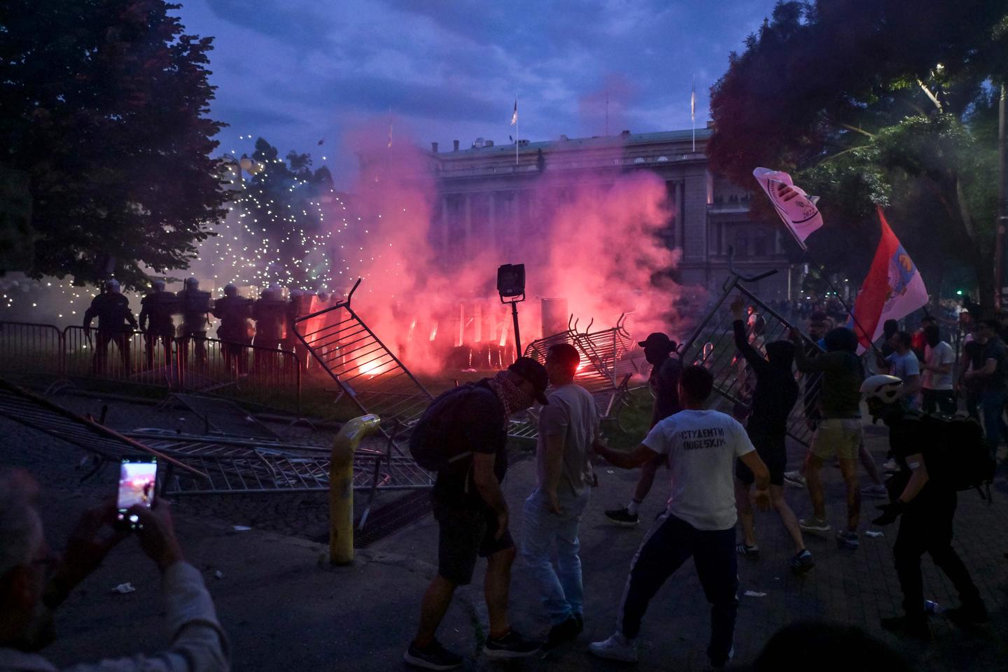 En Belgrado, más de 180.000 manifestantes exigen elecciones para relanzar el movimiento anticorrupción