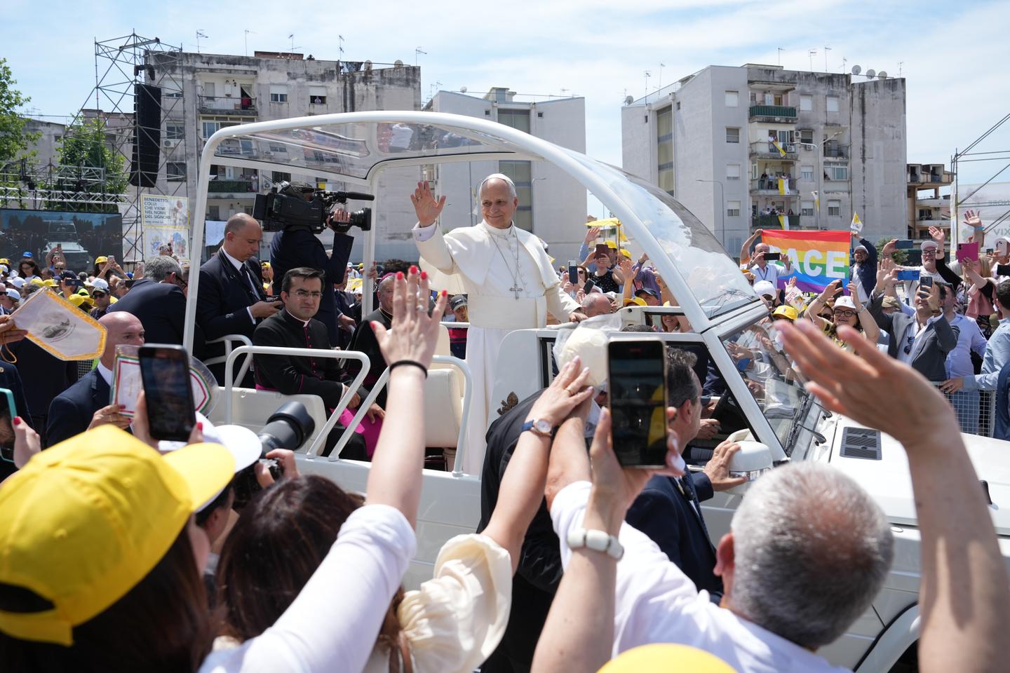 Près de Naples, sur la « terre des feux », le pape Léon XIV déplore une « terre qui a payé un lourd tribut »