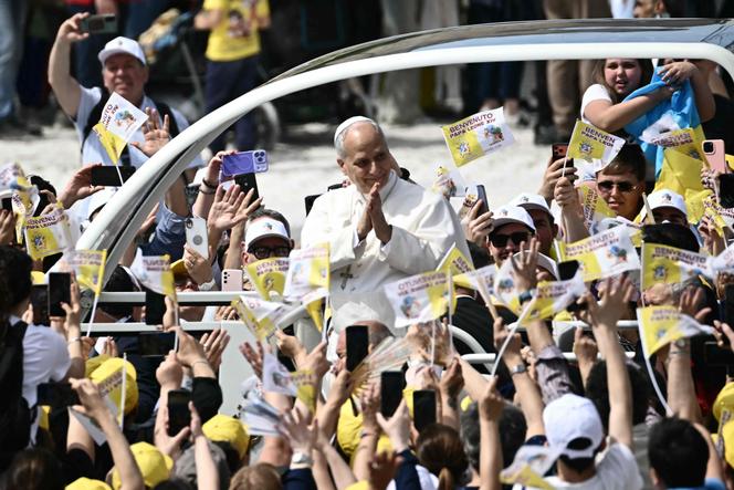 Papa Leone XIV, durante una visita pastorale ad Acerra (Italia), il 23 maggio 2026.  