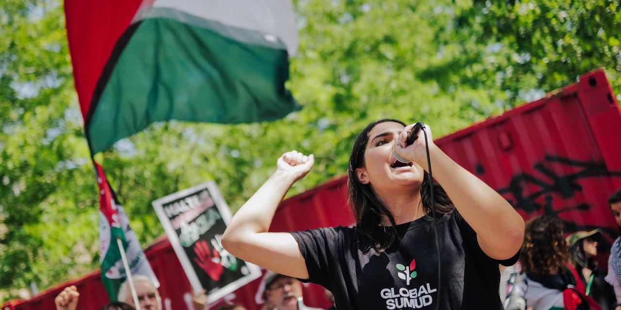 Lors d’un rassemblement en soutient à la flottille pour Gaza et aux militants détenus place de la République à Paris, le 23 mai 2026 .