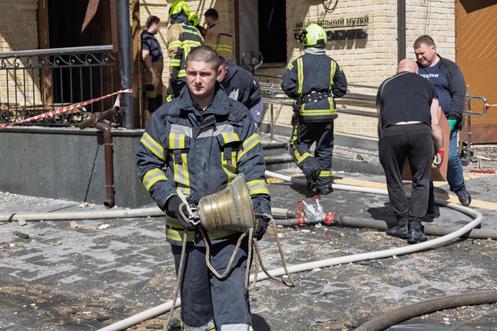 Les secouristes ukrainiens sortant des artefacts du Musée national de Tchernobyl partiellement détruit par le raid aérien russe de la nuit, à Kiev, le 24 mai 2026.