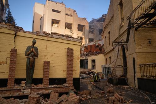 Le Musée national de Tchernobyl, partiellement détruit par le raid aérien russe de la nuit, à Kiev, le 24 mai 2026.