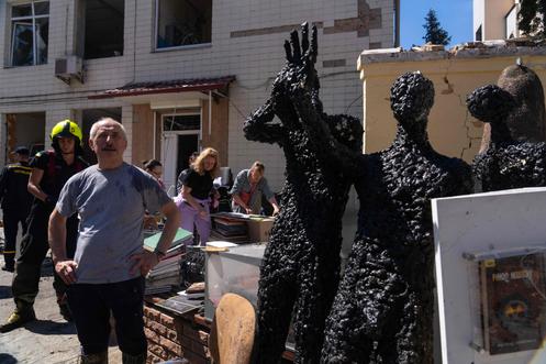 Devant le Musée national de Tchernobyl, partiellement détruit par le raid aérien russe de la nuit, à Kiev, le 24 mai 2026.