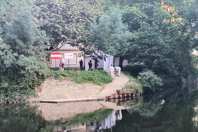 Des enquêteurs sur les lieux où a été découvert le corps d’un enfant de 12 ans, à Rennes, le 24 mai 2026.