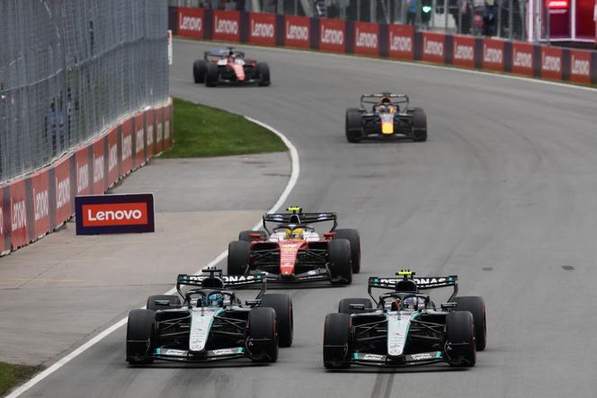 George Russell (à gauche) et Kimi Antonelli à la lutte pendant le Grand Prix du Canada, poursuivis par Lewis Hamilton, à Montréal, le 24 Mai 2026.
