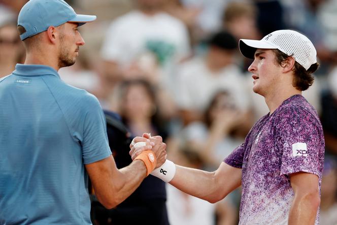 A Roland-Garros, le Brésilien Joao Fonseca (à gauche) serre la main du Français Luka Pavlovic, à Paris, le 24 mai 2024. 