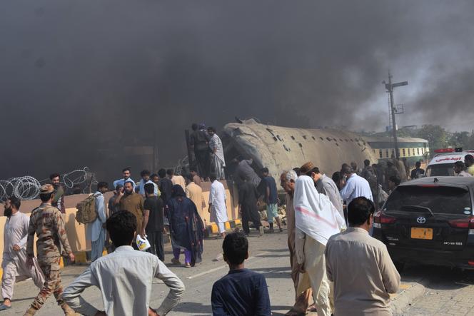 Des soldats paramilitaires et des bénévoles récupèrent les corps des victimes dans un wagon renversé sur une voie ferrée, sur le lieu d’une explosion à Quetta, au Pakistan, le dimanche 24 mai 2026.