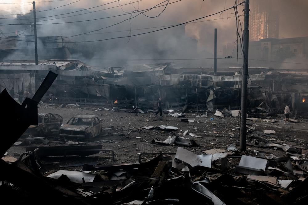 Après l’une des plus importantes attaques russes depuis le début de la guerre en Ukraine, à Kiev, le 24 mai 2026. - JEDRZEJ NOWICKI POUR « LE MONDE »