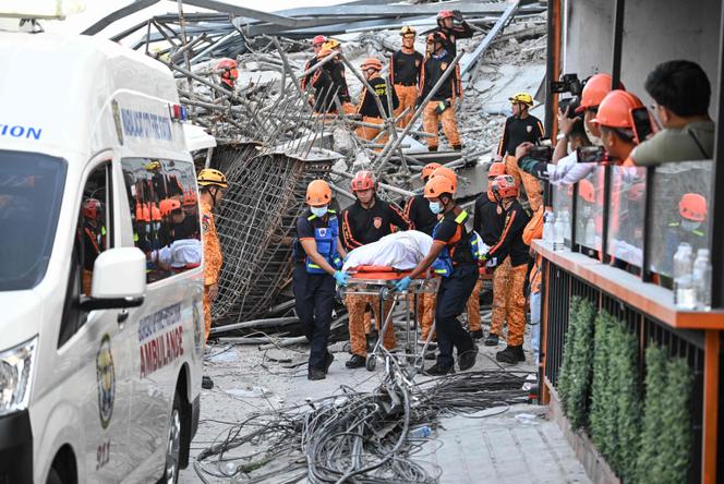 Evacuation du corps d’un Malaisien tué dans l’effondrement d’un immeuble, sur un chantier d’Angeles, au nord de Manille, le 24 mai 2026.