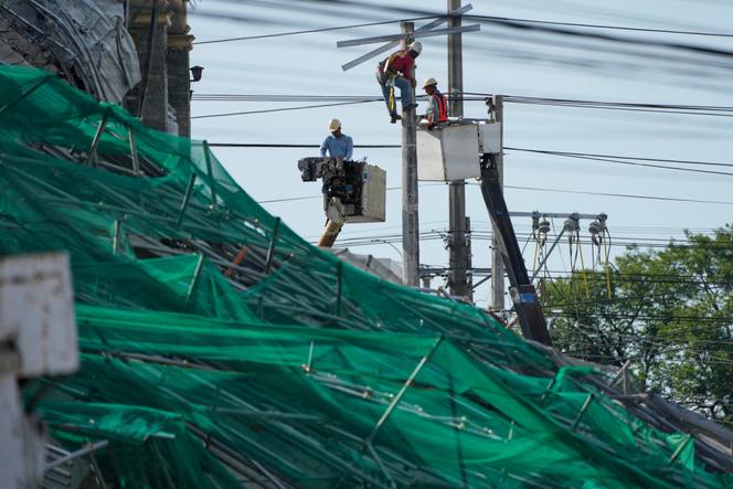 Equipe de recherche sur le site de l’effondrement d’un immeuble en construction à Angeles, au nord de Manille, le 24 mai 2026.