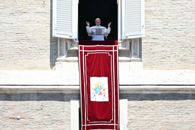 Le pape Léon XIV s’adresse à la foule depuis la fenêtre du palais apostolique donnant sur la place Saint-Pierre lors de la prière Regina Caeli, au Vatican, le 24 mai 2026.