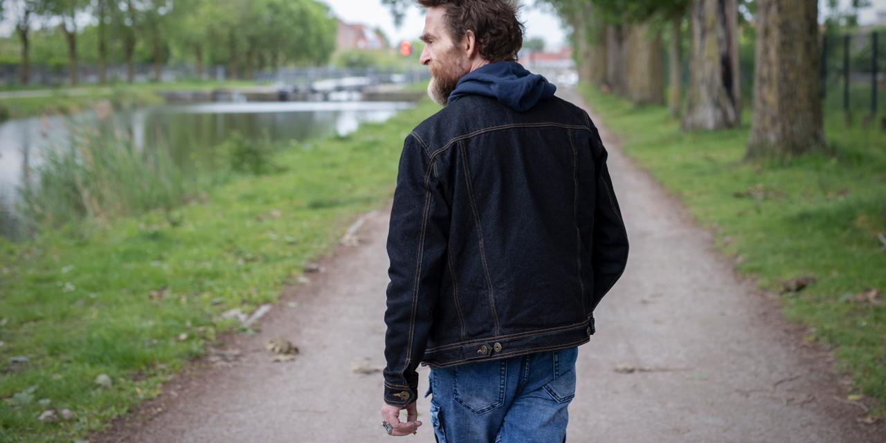 A Roubaix avec Alain, ancien SDF logé en foyer à l'AFR de Roubaix. Il vient de perdre le RSA. Derrière son logement, Alain m'emmène là ou il aime se promener et ressourcer, au bord du canal de Roubaix. Il aime ce nom de l'écluse, "l'écluse du calvaire", qui lui fait penser à sa vie.
Alain a eu une vie très compliquée : il a reçu une balle dans le visage à 24 ans et a subi beaucoup d'opérations. Il a été abandonné par ses parents à un an.