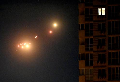 La défense aérienne ukrainienne tirant sur des drones russes au-dessus de Kiev lors d’une attaque de drones et de missiles russes, le 24 mai 2026