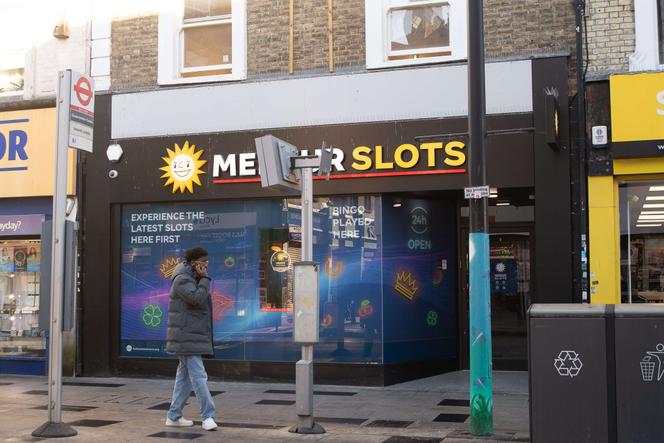 La devanture d’un magasin Merkur à Slough (Angleterre), le 29 novembre 2024.
