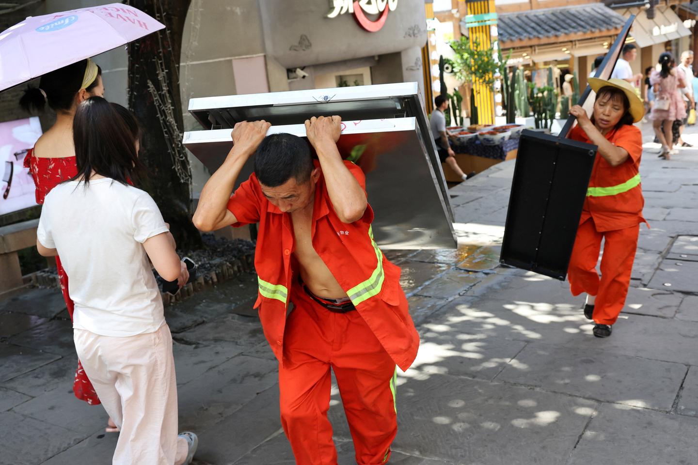 A Chongqing, en Chine, le métier de « bangbang » n’est plus porteur