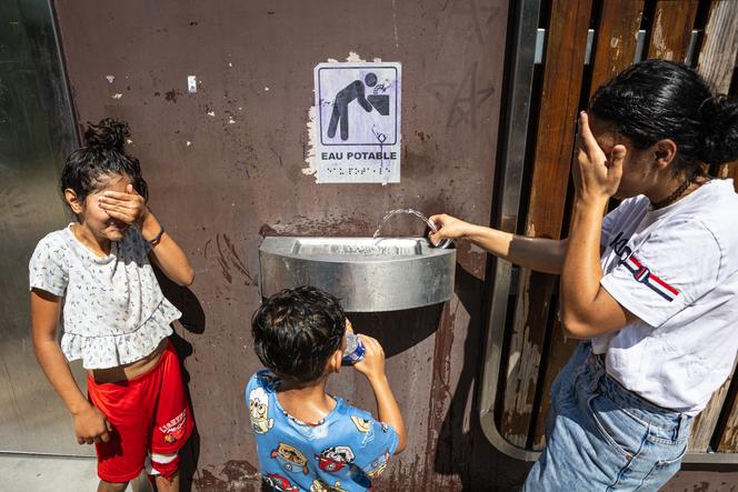A group of children fill a water bottle at a fountain in Parc des Chantiers, Nantes, on March 25, 2026.