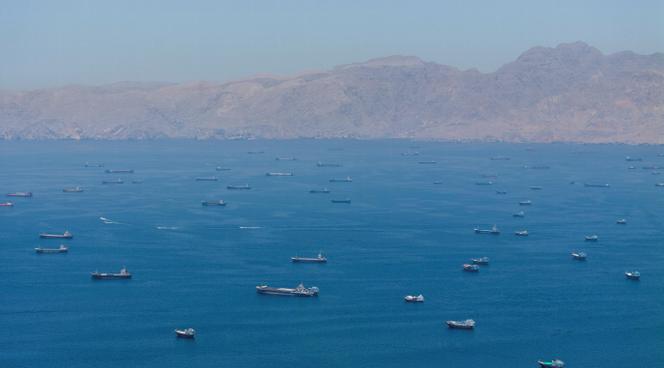 Une vue aérienne par drone montre des navires ancrés dans le détroit d’Ormuz, vue depuis Musandam, Oman, le 25 mai 2026.