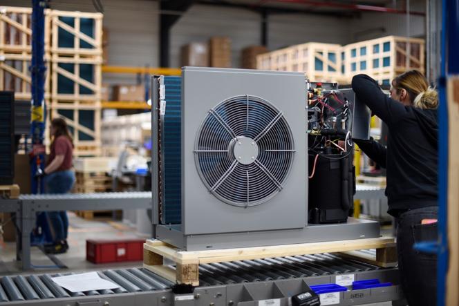 Sur la ligne de fabrication de pompes à chaleur air-eau, modèle HTI, de l'usine Intuis à Feuquières-en-Vimeu (Somme), le 18 mai 2026.