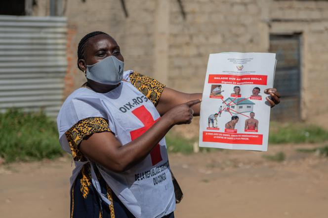 Une campagne de sensibilisation contre la transmission du virus Ebola menée par la Croix-Rouge, à Bunia, en République démocratique du Congo, le 25 mai 2026. 