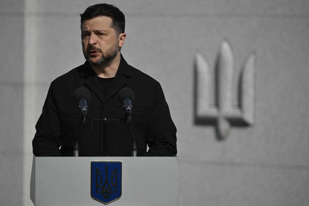 Le président ukrainien, Volodymyr Zelensky, lors d’une cérémonie au cimetière national militaire commémoratif, près de Kiev, le 25 mai 2026. - GENYA SAVILOV / AFP