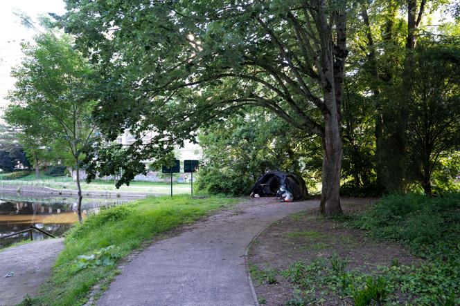 Le lieu où le corps d’un garçon de 12 ans a été découvert dans un buisson près de la Vilaine, à Rennes, dimanche 24 mai 2026. 