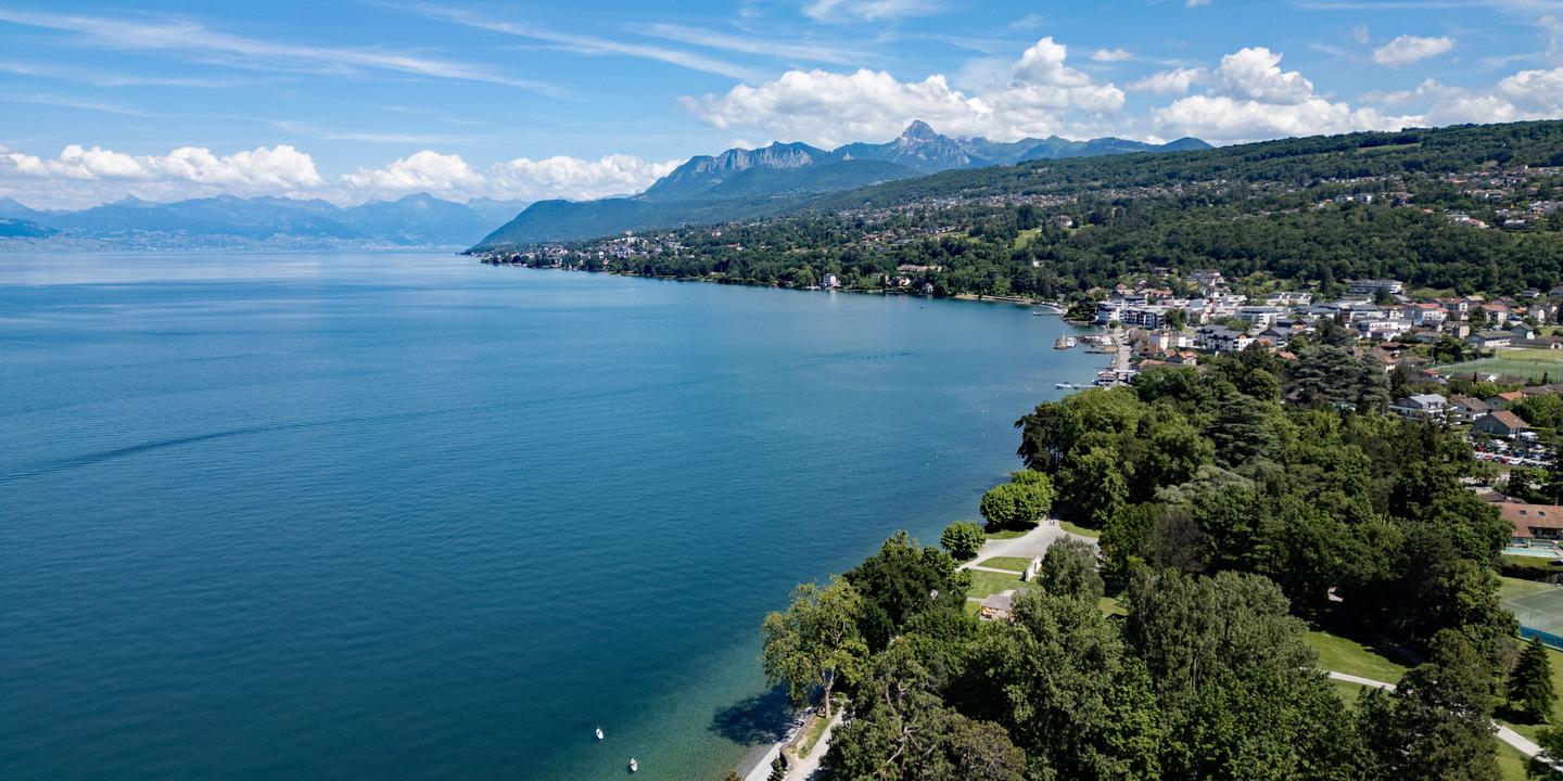 À cheval sur la rive sud du Léman, entre lac et montagnes