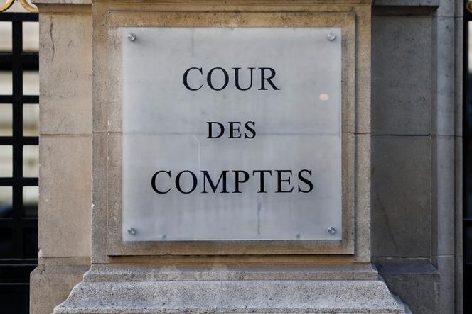 Devant la Cour des Comptes, à Paris, le 19 mars 2025.