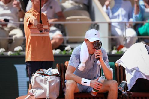 Jannik Sinner tente de se rafraîchir pendant une pause lors de son match contre l’Argentin Juan Manuel Cerundolo, le 28 mai 2026.