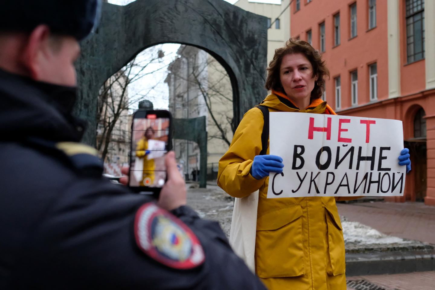 Alone in Moscow: How the Russian resistance tries to survive under Putin