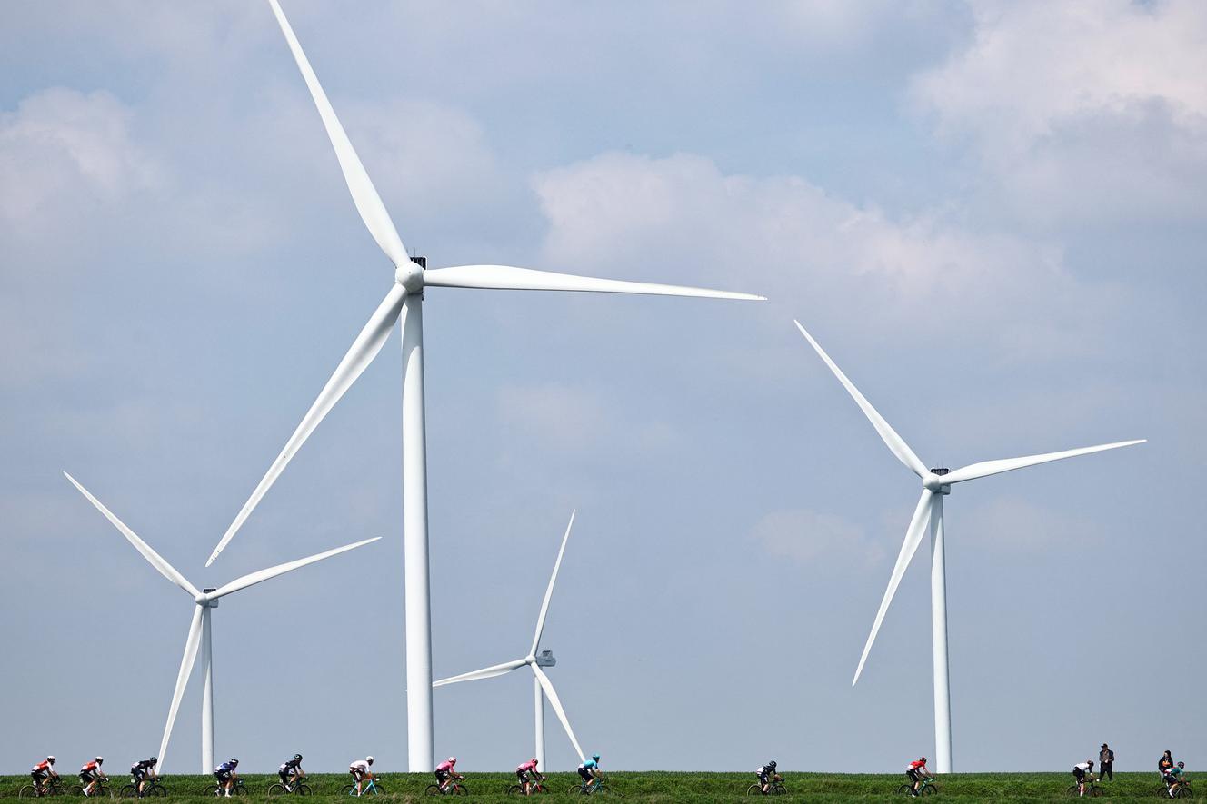 Xavier Bertrand persiste dans son soutien à une obscure fédération anti-éoliennes malgré une décision de justice