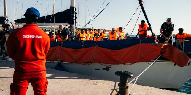 En Italie, la politique migratoire du gouvernement Meloni devenue le levier d’une dérive illibérale