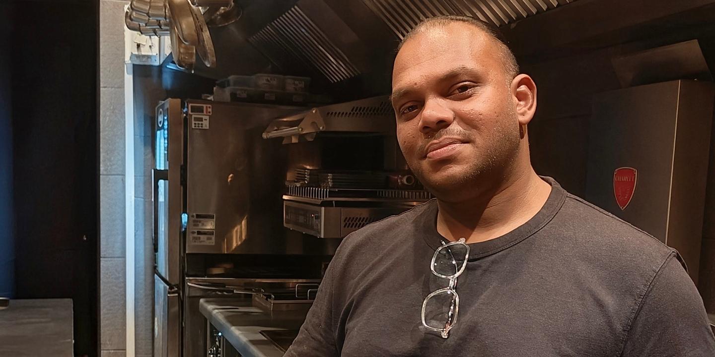 Feuilles de curry frites et homard breton chez Malacca à Paris