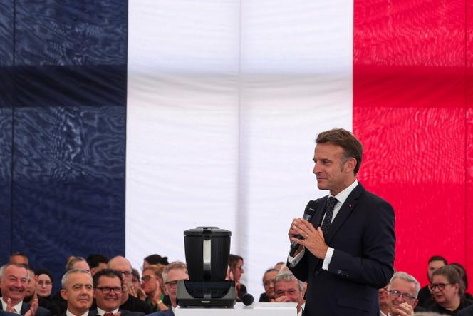Emmanuel Macron lors d’une visite à l’usine Vorwerk, en amont du sommet Choose France, à Donnemain-Saint-Mamès (Eure-et-Loir), le 29 mai 2026.