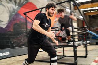 Yoann Ferreira, le coordinateur sportif de l’association Parkour 59, s’échauffe avant de prendre part au tournoi interne de chase tag.